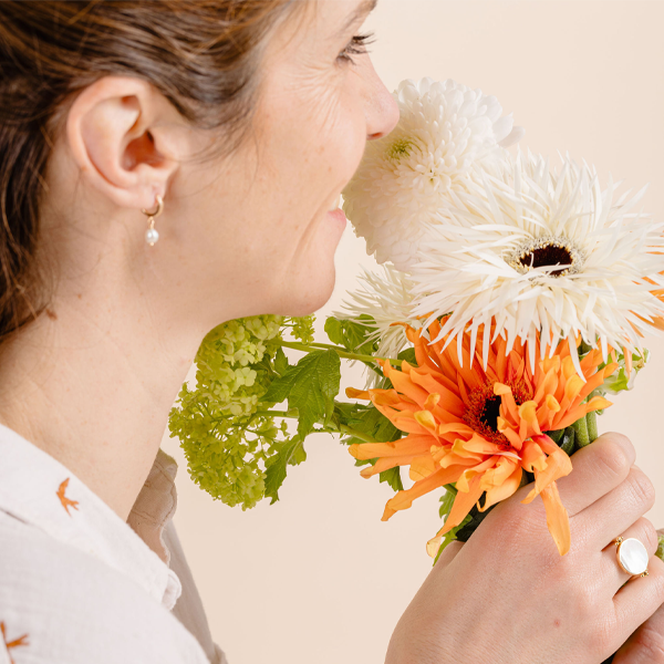 ¿Por qué la primavera es el momento perfecto para regalar joyas grabadas?