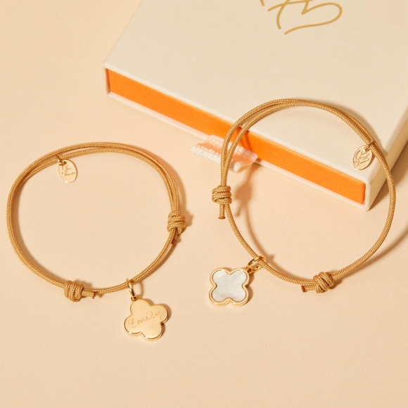 Bracciale personalizzato con croce a trifoglio di madreperla placcato in oro merci maman