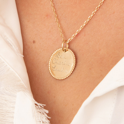 Personalisierte Halskette mit verziertem Anhänger vergoldet merci maman