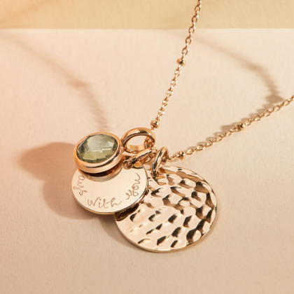 Personalisierte gehämmerte Münz Duo Halskette mit Geburtsstein vergoldet peridot merci maman
