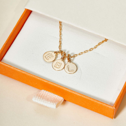 Collar personalizado con colgante de letra baño de oro merci maman