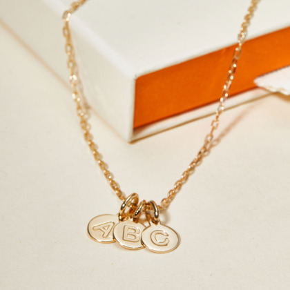 Collar personalizado con colgante de letra baño de oro merci maman