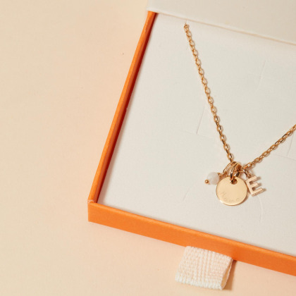 Collana personalizzata con mini gemma e lettera Alfabeto placcato in oro merci maman