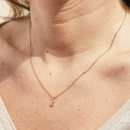 Collier Mini Charm Alphabet plaqué or merci maman