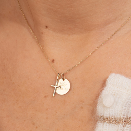 Collar personalizado con medalla y cruz en oro de 9 kilates