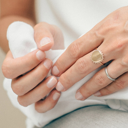 Anello con sigillo perlato personalizzato placcato oro merci maman