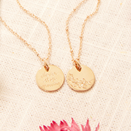 Collar personalizado con flor de nacimiento baño oro merci maman