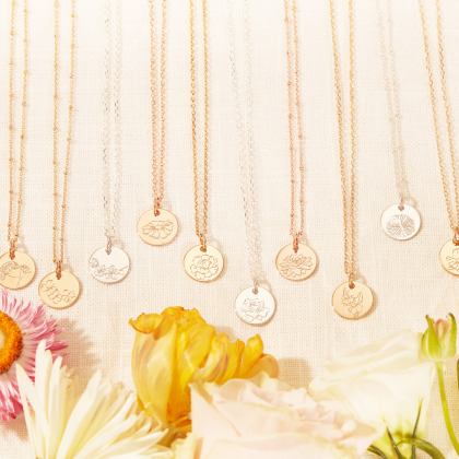 Collar personalizado con flor de nacimiento baño oro merci maman