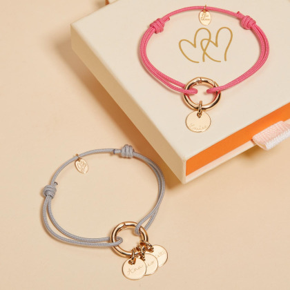 Braccialetto personalizzato portafortuna con nome su cordoncino placcato in oro merci maman