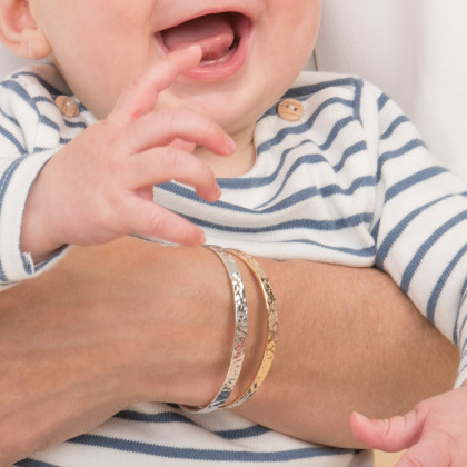 Personalisierter gehämmerter Armreif vergoldet merci maman