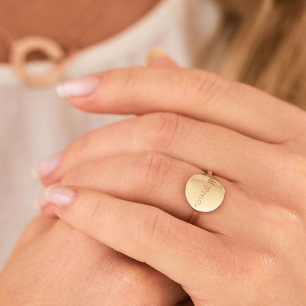 Anello con disco inciso:
