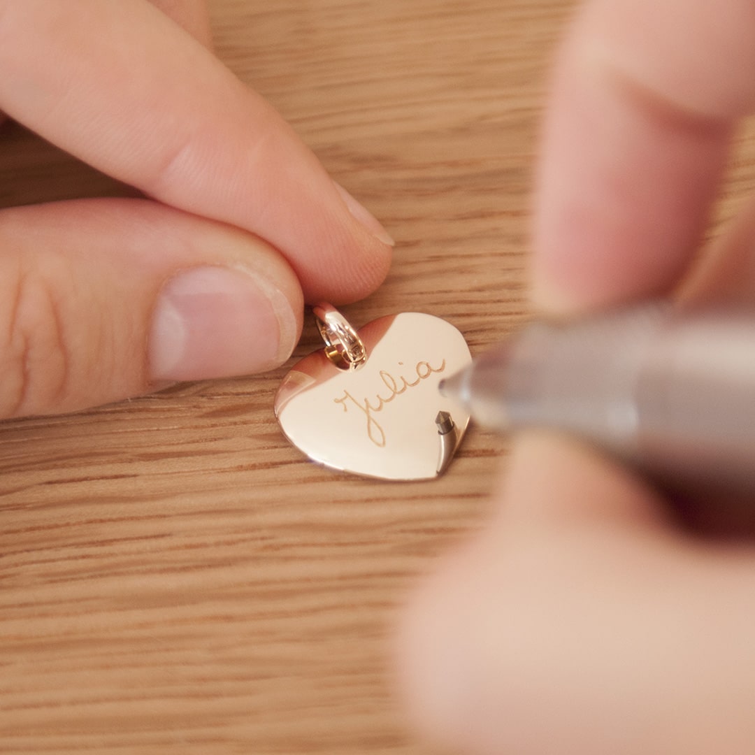 Un mini charm coeur gravé à la main 